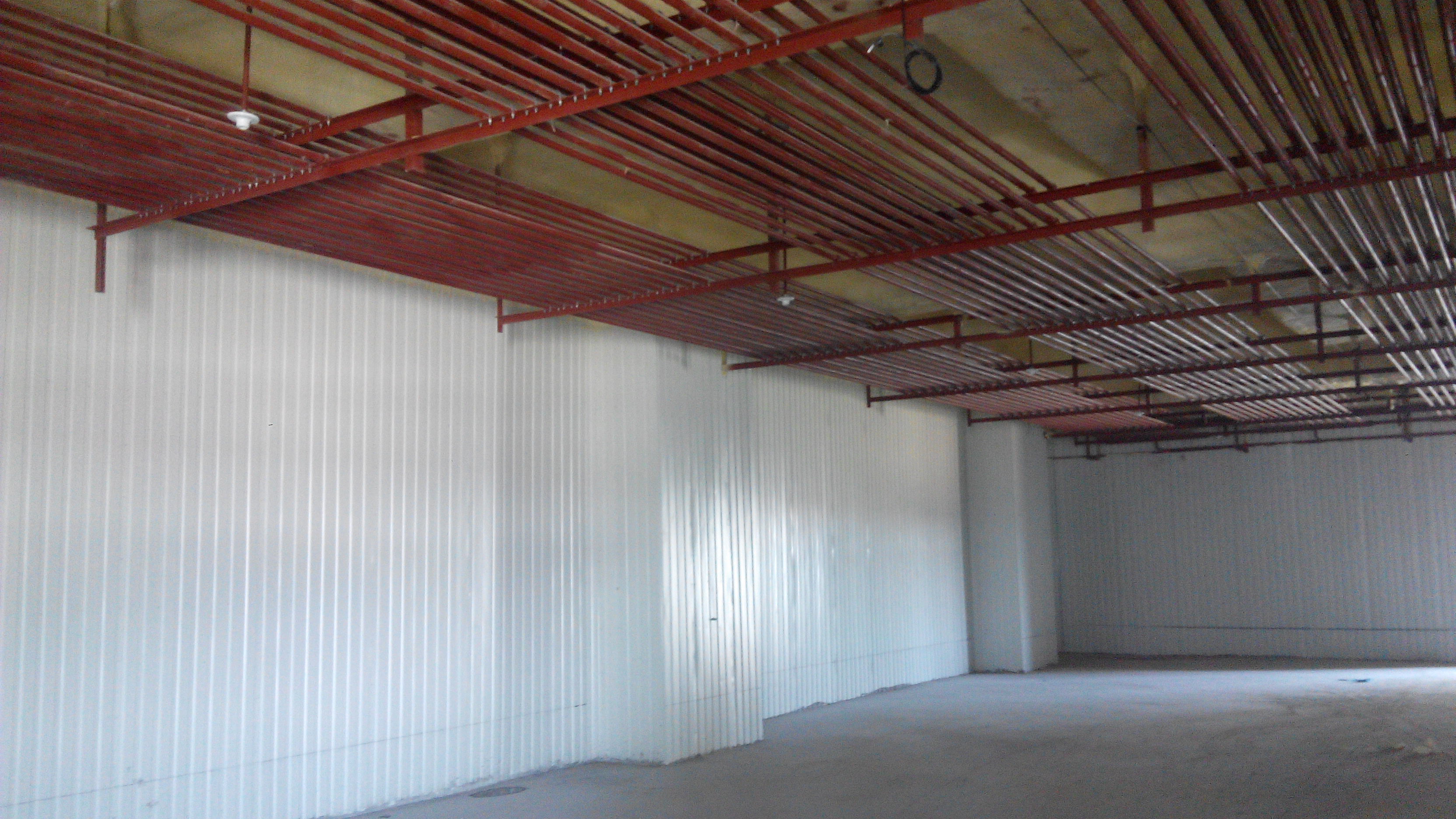 冷库室内聚氨酯喷涂保温（墙面安装彩钢板）